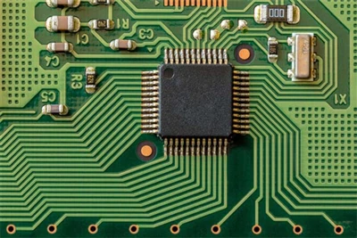 في مجال أدوات الآلات CNC ، كيف تساعد لوحات محرك المؤازرة في تحقيق عمليات تصني...